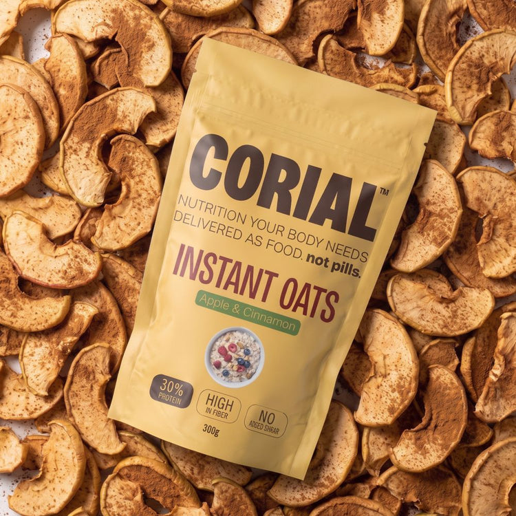 Embalagem CORIAL Instant Oats Maçã e Canela sobre fatias de maçã desidratada com canela