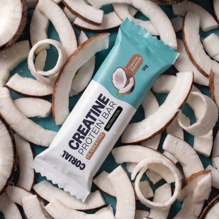 
                    
                      Barra proteica CORIAL com creatina Creamy Coconut sobre lascas de coco fresco
                    
                  