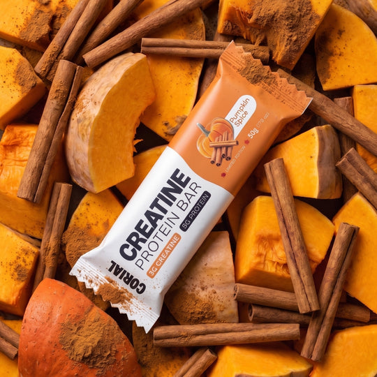 Barra proteica CORIAL com creatina Pumpkin Spice sobre abóbora assada e paus de canela
