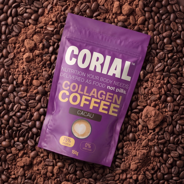 Embalagem roxa CORIAL Colagénio com Café e Cacau sobre grãos de café e cacau em pó