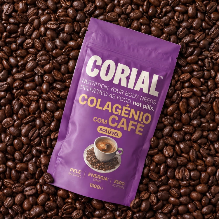 Embalagem roxa CORIAL Colagénio com Café Original sobre grãos de café torrado