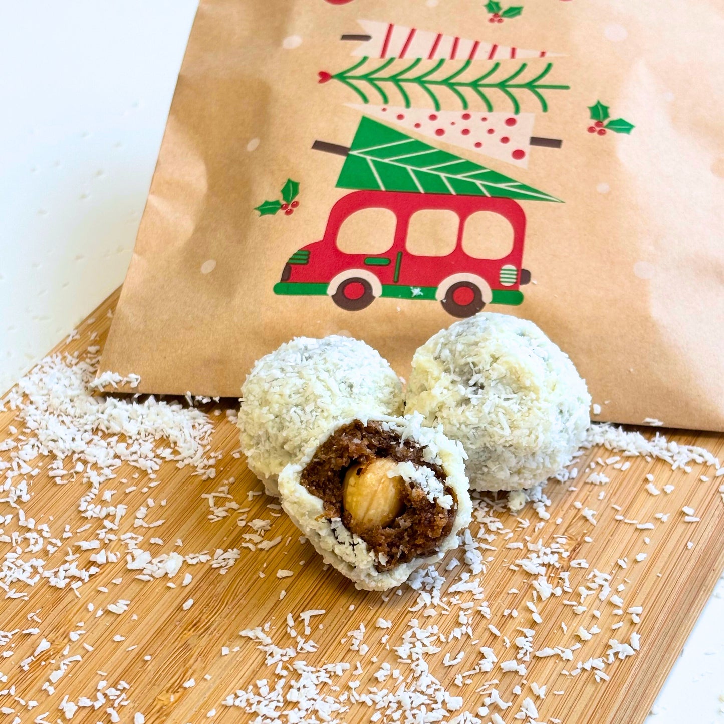 Chocolate branco sem açúcar, coco ralado e amêndoa para uma combinação festiva que junta indulgência e funcionalidade.