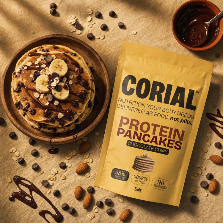 Embalagem das panquecas de chocolate, com produto final ao lado.
