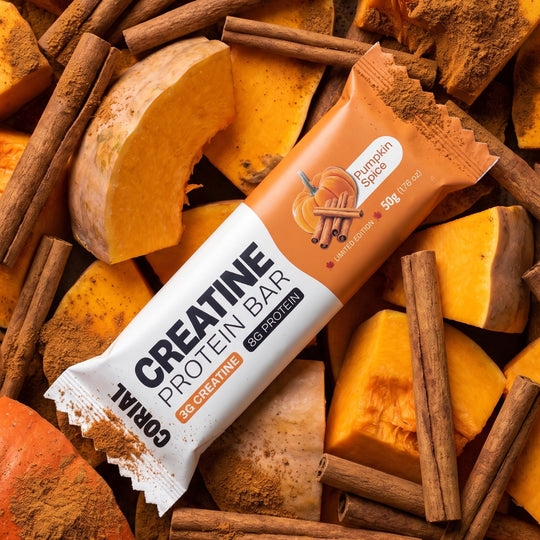 Barra proteica CORIAL com creatina Pumpkin Spice sobre abóbora assada e paus de canela
