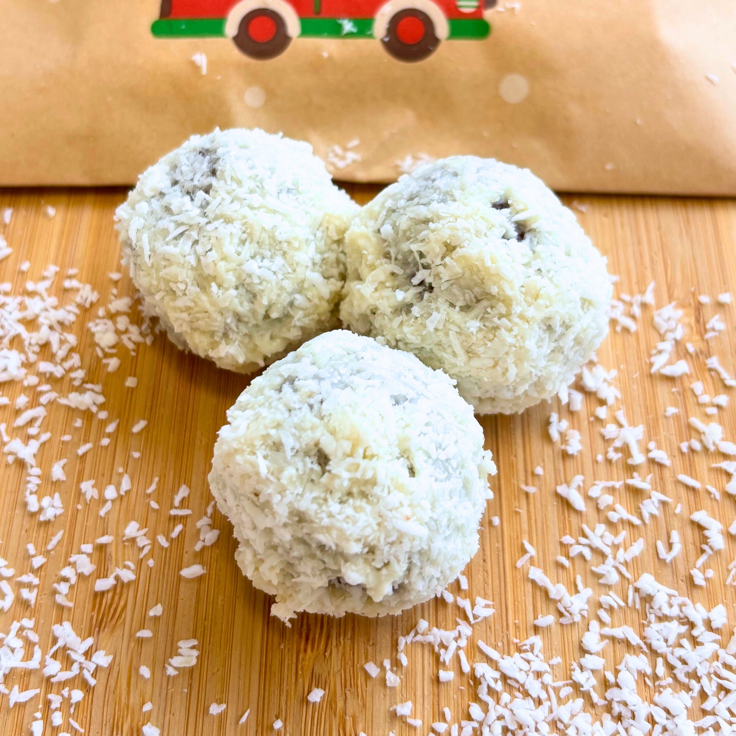 Chocolate branco sem açúcar, coco ralado e amêndoa para uma combinação festiva que junta indulgência e funcionalidade.